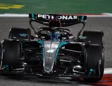 乐鱼官网-梅赛德斯翻盘法拉利，塞恩斯高光表现