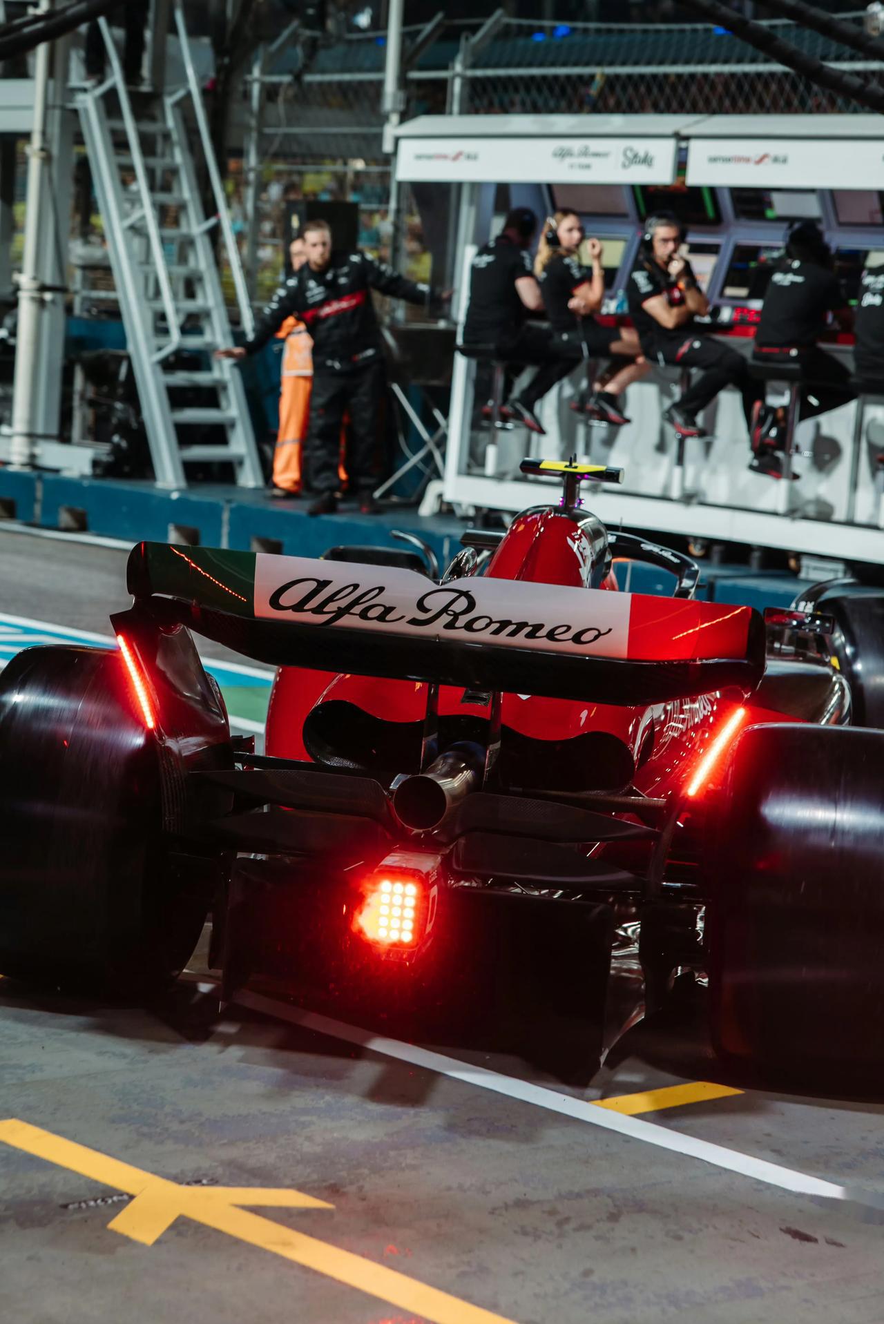 乐鱼官网-梅赛德斯翻盘法拉利，塞恩斯高光表现